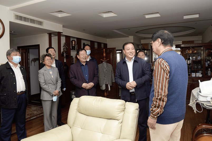 王进江带队在重阳节前夕看望慰问离退休老干部