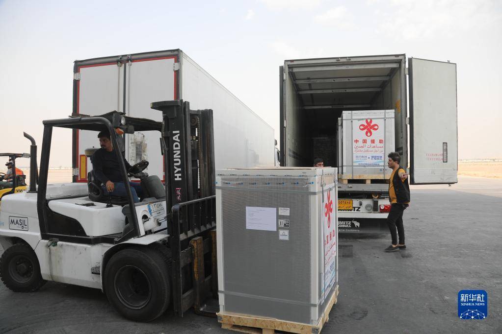 中国援助的新一批新冠疫苗运抵伊拉克_里亚德