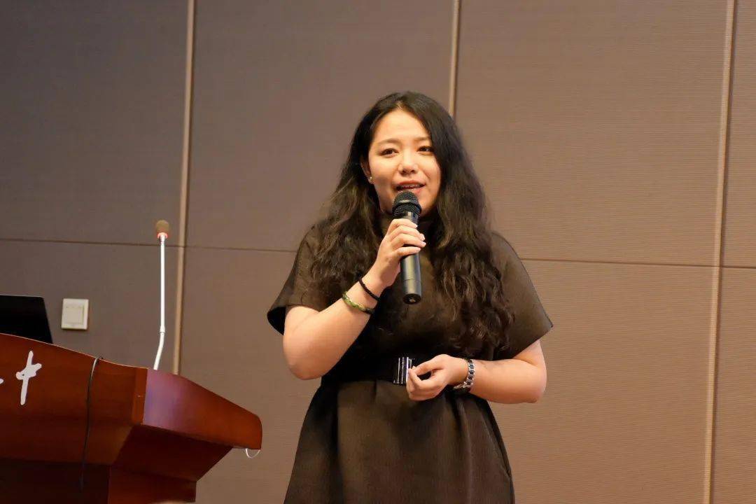 左右滑动图片查看教师比赛图集语文教研室主任张红艳老师点评,她盛赞