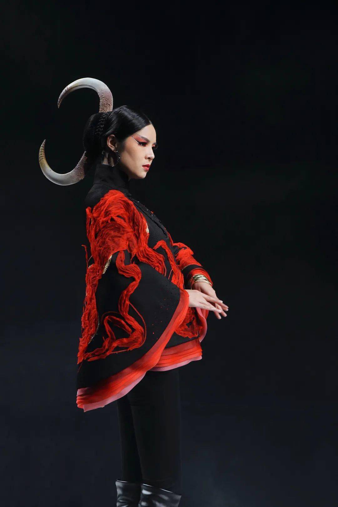 服饰文化大秀《梦回古滇》带着自己创作的云南普洱服装设计师张珂嘉