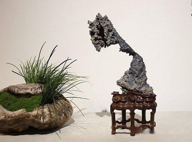 古色古香的石架