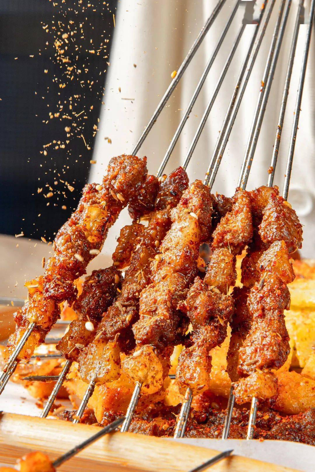 都让让嗨到炸的东北烧烤吧来了