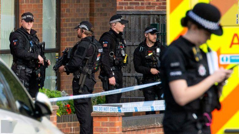 英国69岁议员会见选民时被刺多刀身亡，警方：恐怖主义行为