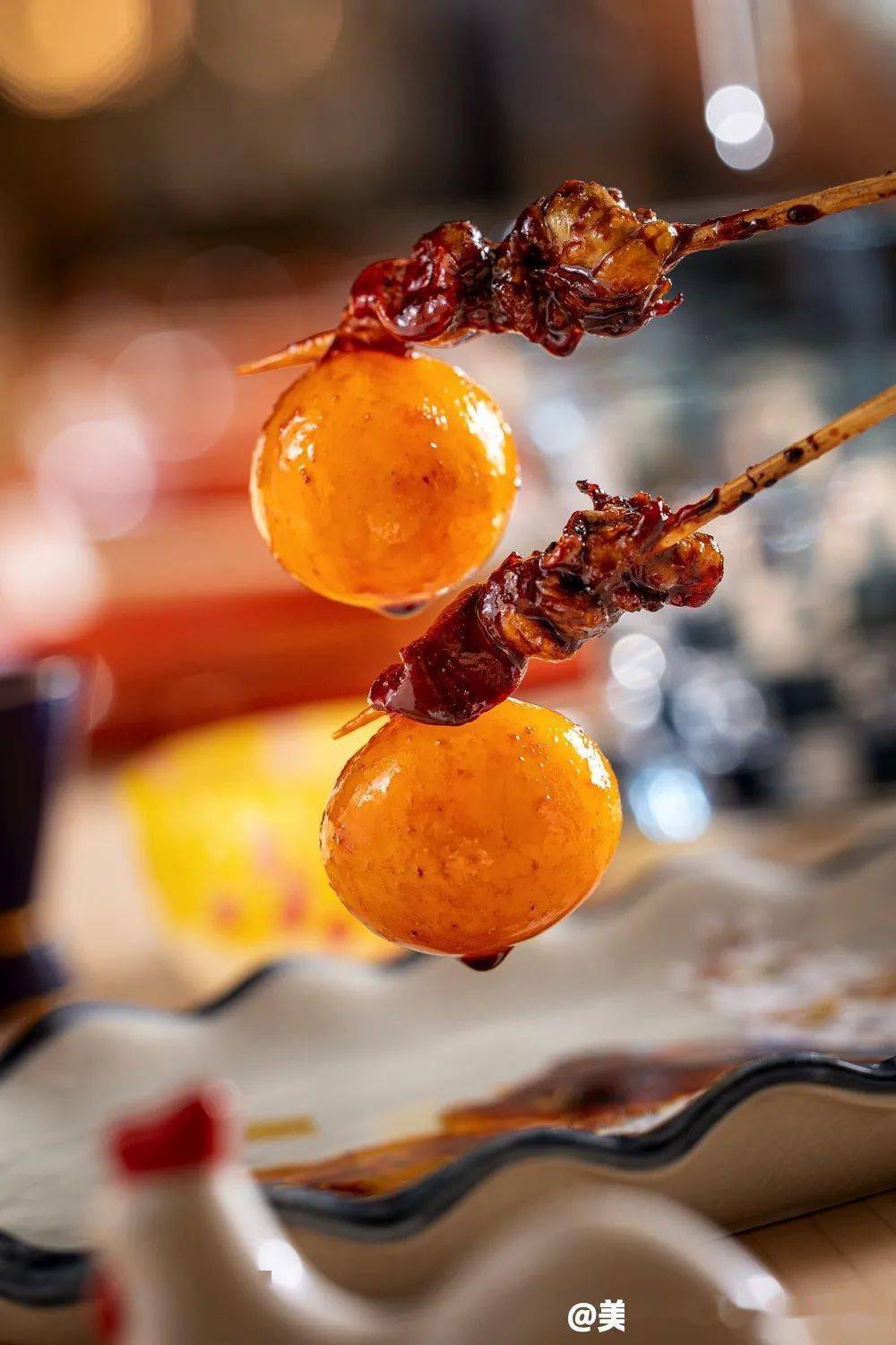 烧鸟趁热吃,提灯标准吃法是一口放到嘴里,享乐那"瞬间爆蛋"的快慰,蘸