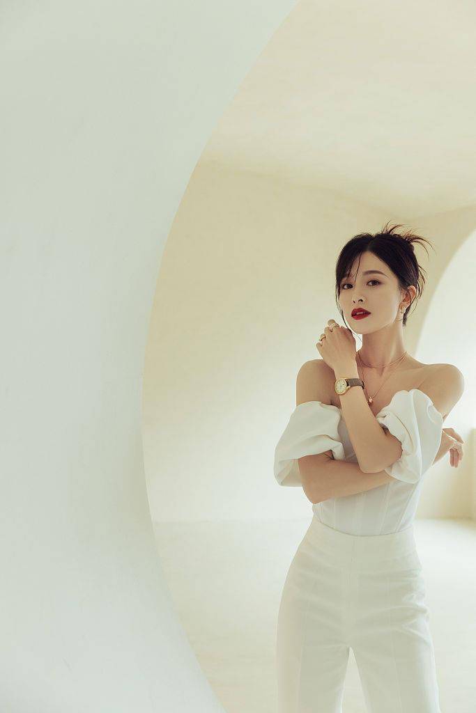 好身材 文咏珊露肩礼服秀精致锁骨 高盘发红唇惹眼氛围感满满