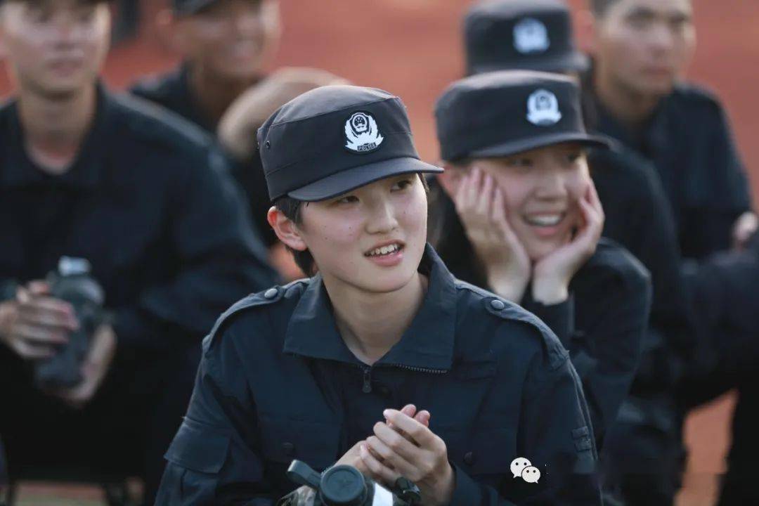 警校女新生亮相