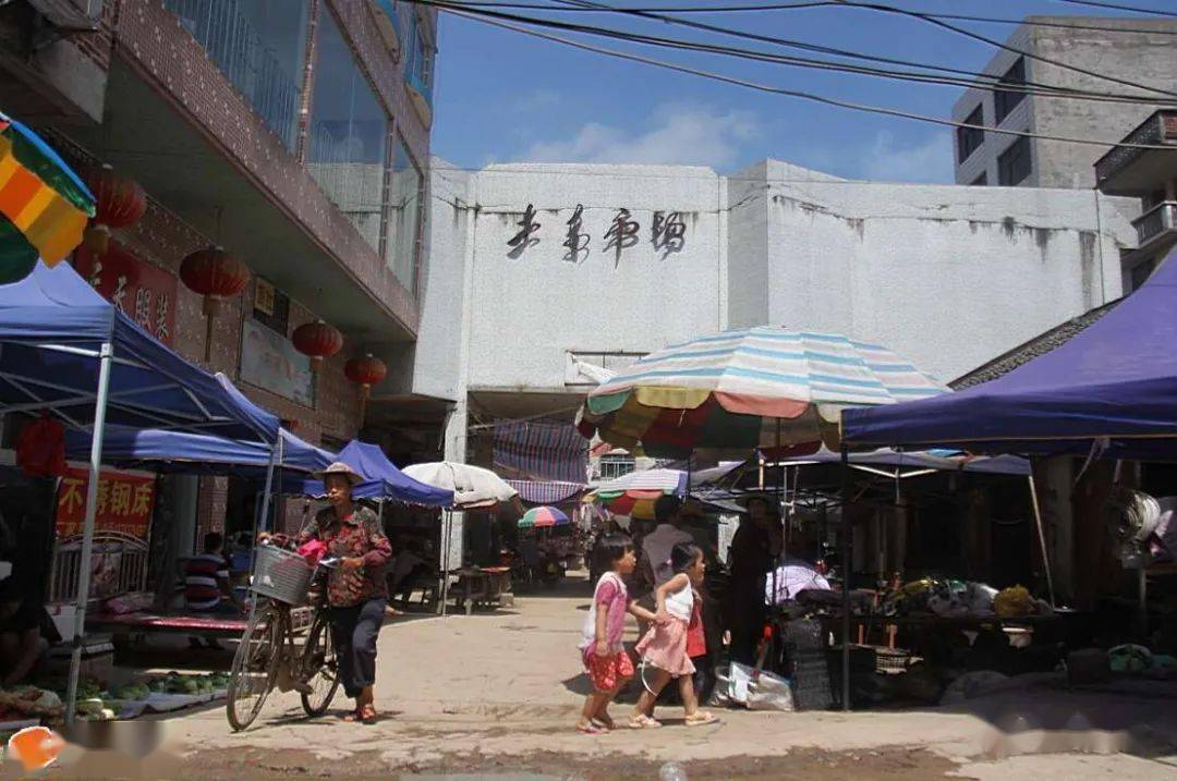 航拍全景图最多外县市村民趁的浦北村圩寨圩土东圩