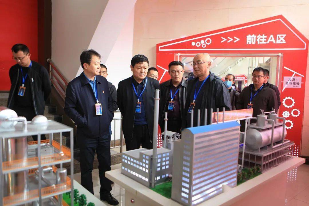 10月15日下午,集团党委委员,副总经理肖亚宁到王庄煤矿察看优秀成果展