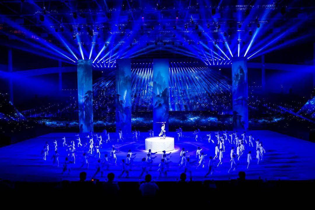 总导演,总设计肖鸿斌介绍,本次不同于传统的布置在舞台后方的舞美设计