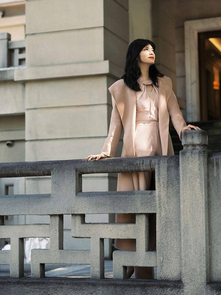 姚晨秋日写真文艺优雅 驼色毛呢大衣优雅知性