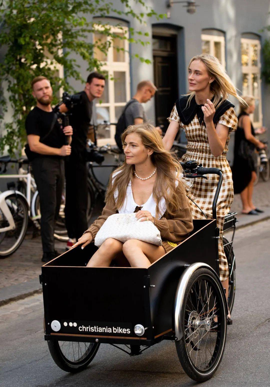 Vogue 在哥本哈根时装周 时髦女士都是骑单车赶场子的