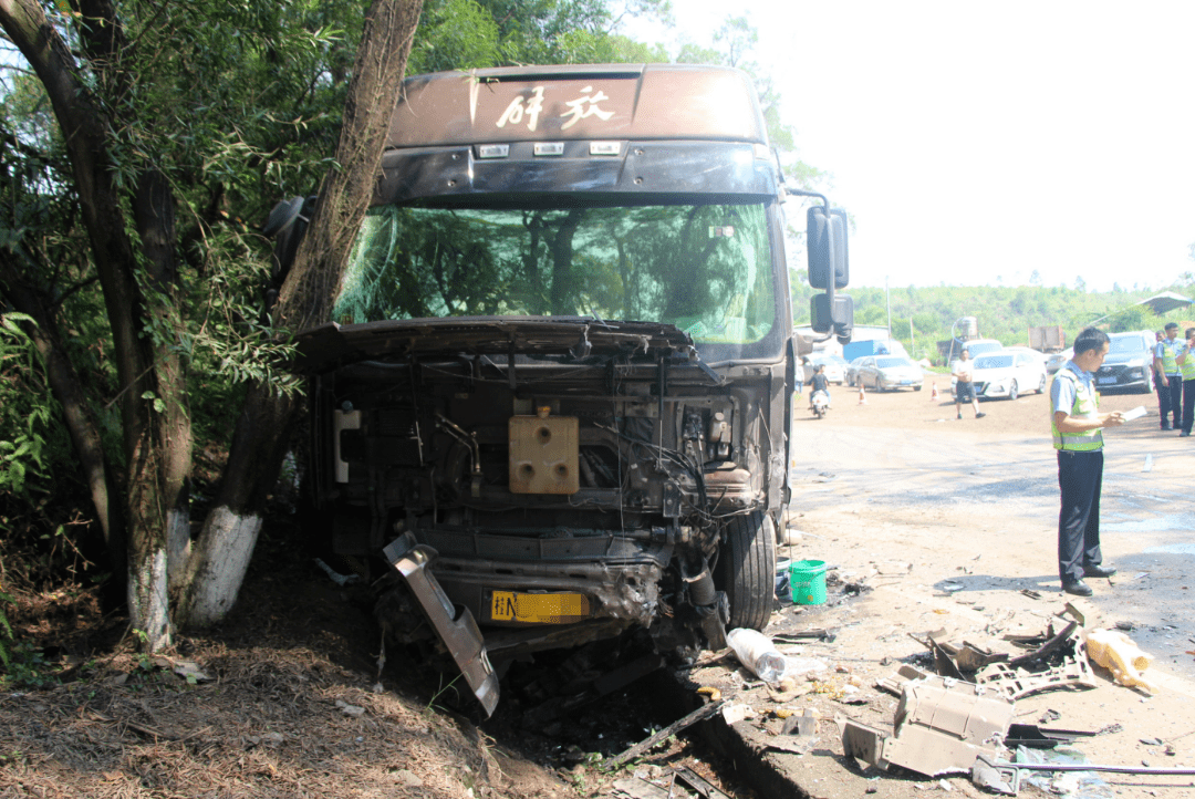 痛惜桂平这里一小车与货车碰撞造成两死一伤