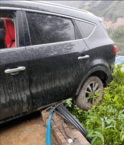 昭通彝良一suv飞上屋顶.