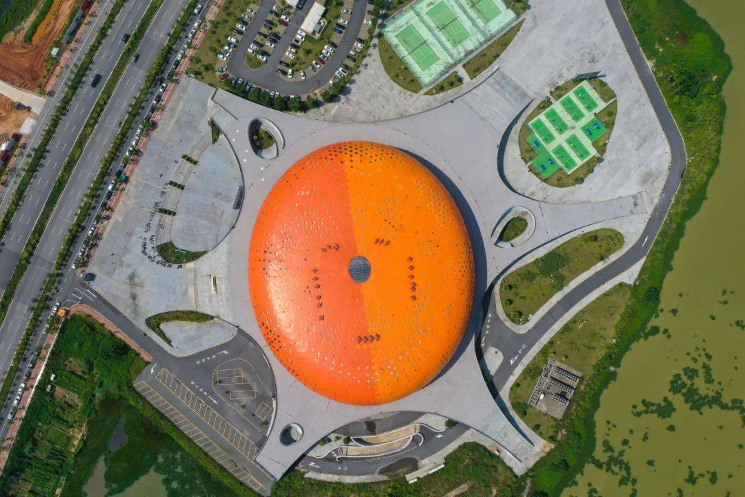 四会市体育中心(桔红馆) 以上两图 梁亮 摄