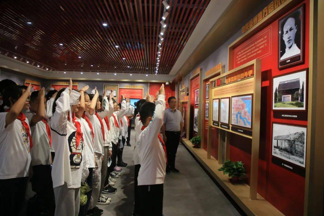 沈毅中学学生敬队礼泰州四院医务人员参观全国抗击新冠肺炎疫情先进