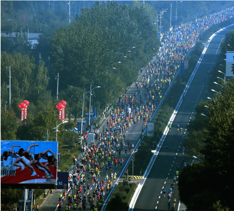 跑圈劳模终于回归!管油胜夺得2021衡水湖马拉松冠军_衡马