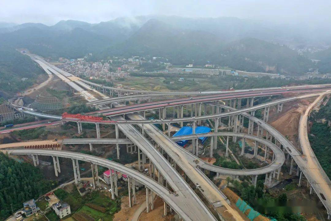 西北绕城枢纽互通立交位于西山区团结街道,是昆楚高速公路的关键控制