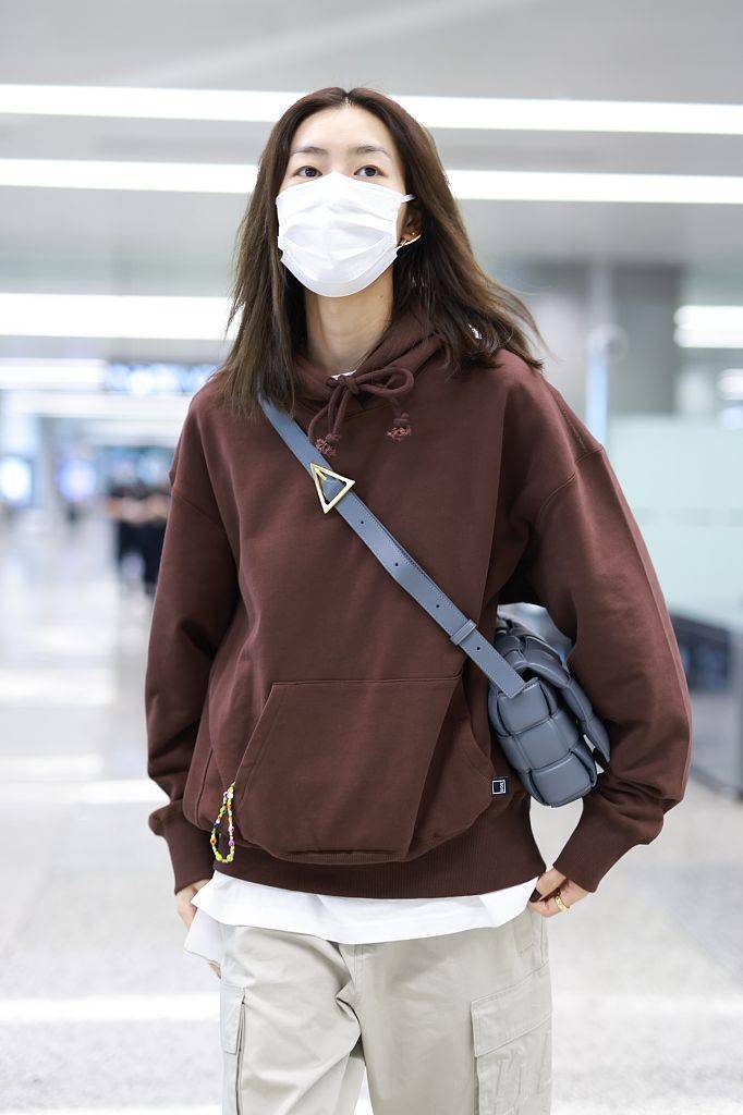 工装裤 穿不腻的Tomboy风!刘雯穿巧克力色帽衫搭工装裤帅气潇洒