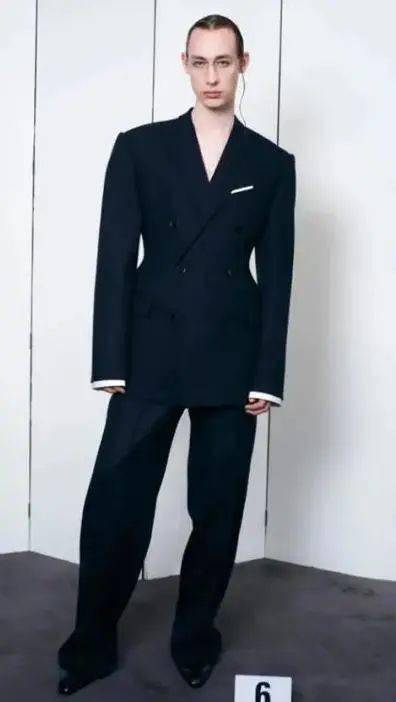 颜色 黑西装很古板？我有不一样的穿搭灵感
