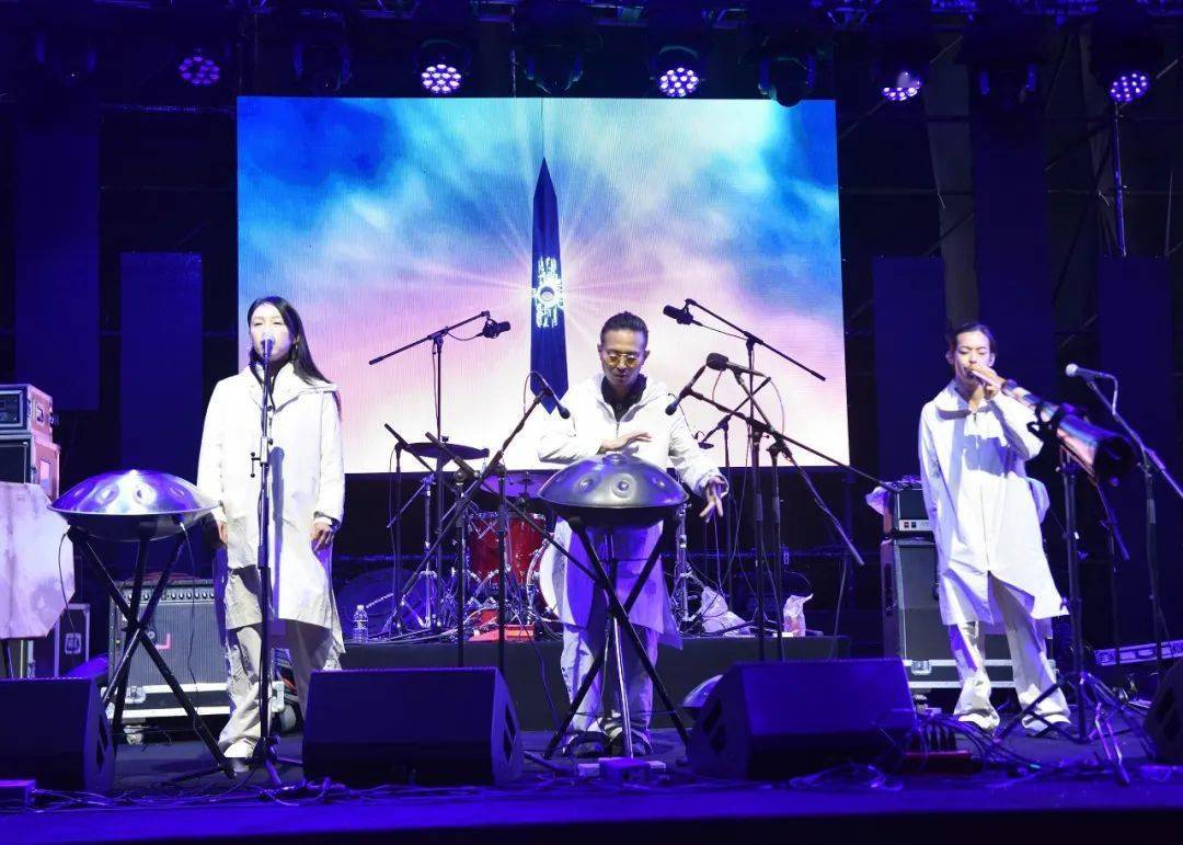 10月16日傍晚,2021年徐泾镇"摩登夏都首届文化音乐节"在夏都小镇正式