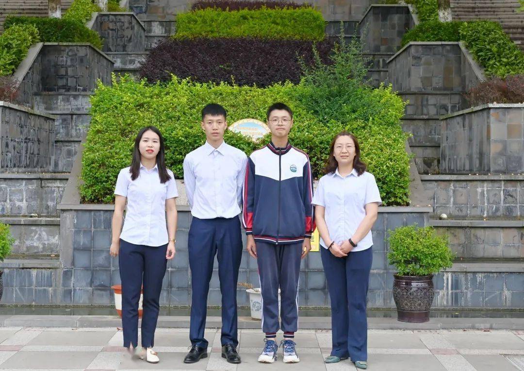 指导老师与获奖学生周沿庄合影