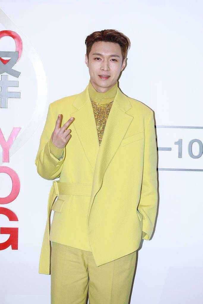 周兴哲 孙俪复古礼服露香肩、关晓彤短裙秀腿 张艺兴温柔帅气