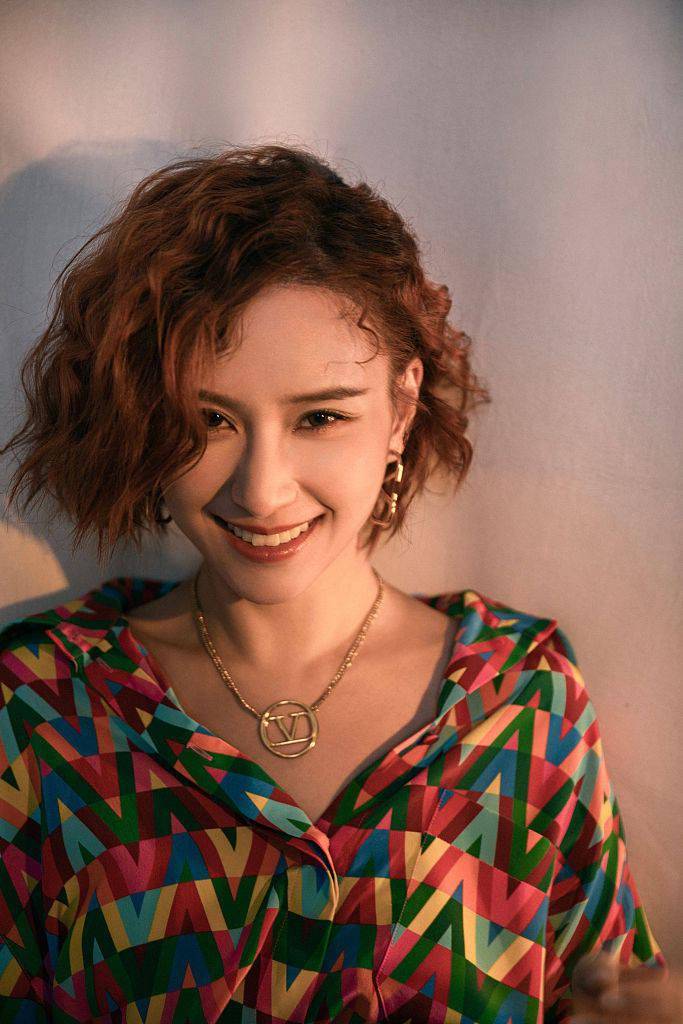 何超莲彩色印花短裙秀精致锁骨 波浪短发笑容甜美超养眼