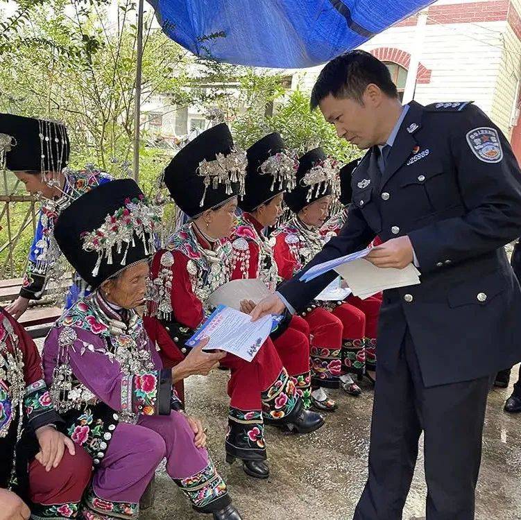 交警入苗寨 “双语”宣传入人心_交通管理局