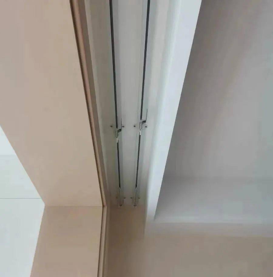 或者找木工师傅用石膏板安装窗帘盒,把窗帘的轨道遮起来