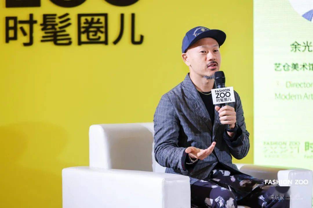 获得下面观众的认同和反响，他就年轻艺术家的现状和成长环境发表看法。余光照先生葛峰先生钟佩良先生洪艺菱