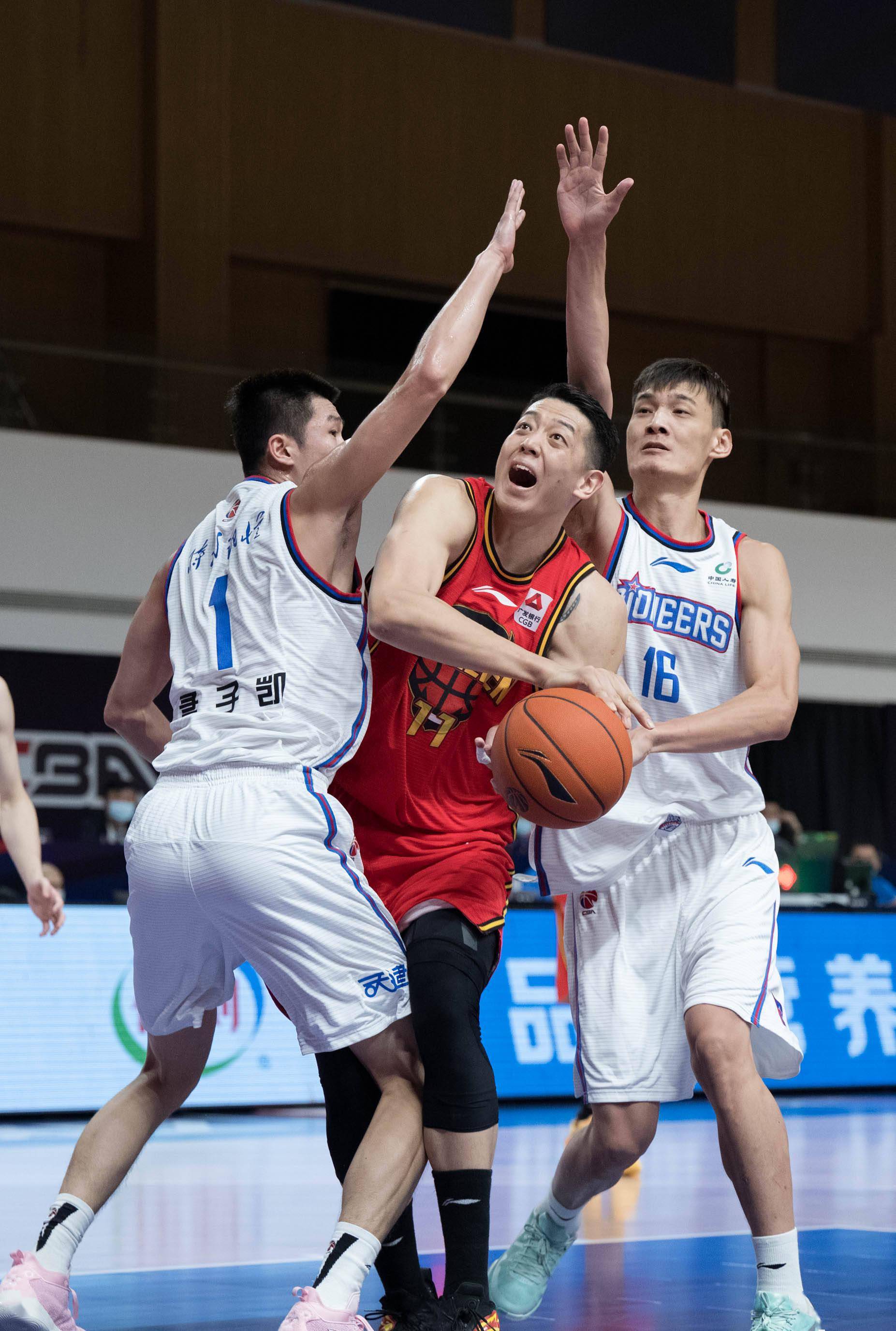 10月19日,深圳马可波罗队球员沈梓捷(中)在比赛中遭遇夹击.