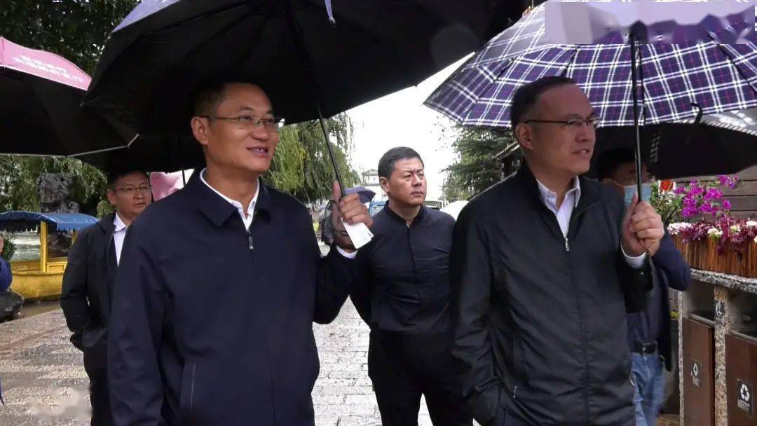 在鹤庆县长张洪军,副县长王剑,大理州,鹤庆县相关部门负责人的陪同下