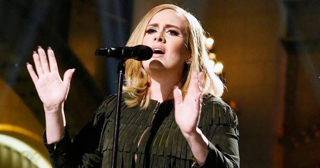 adele开始在全美爆火;虽然首专《19》一经发行就在英国引起了不小的