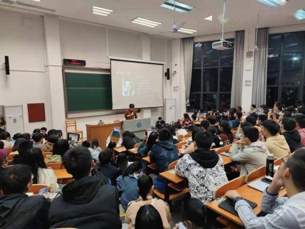 大学|沉浸式谈恋爱？这堂大学课爆火，“窗户上都挂满了人”