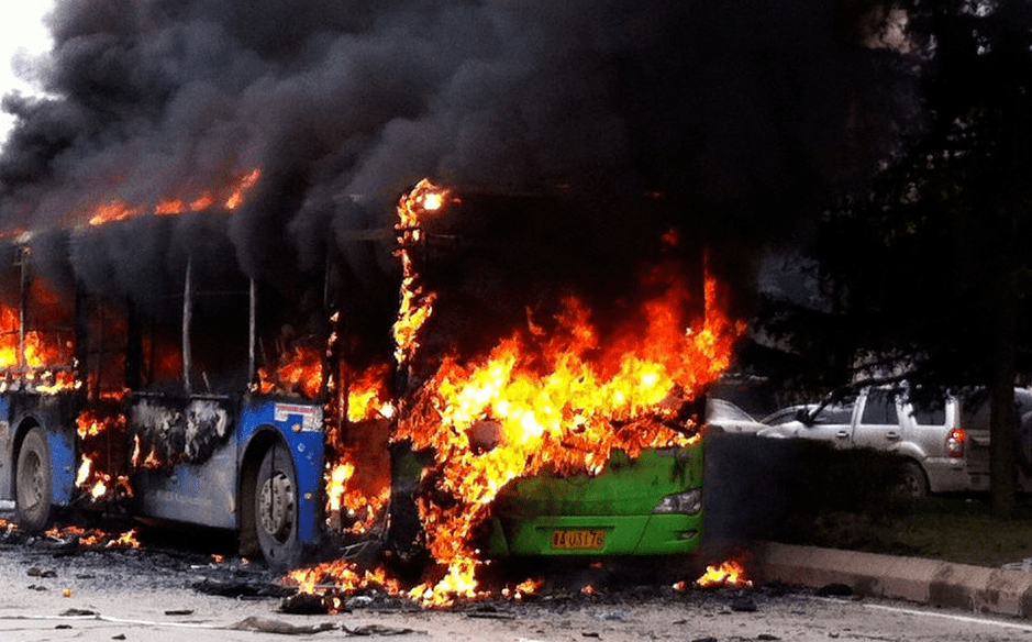 阳泉这辆车被烧只剩车架……_火灾