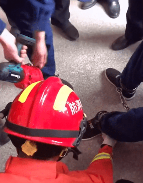 江西法警给重刑犯解开脚镣告诫不要违法犯罪脚镣一解就是永别