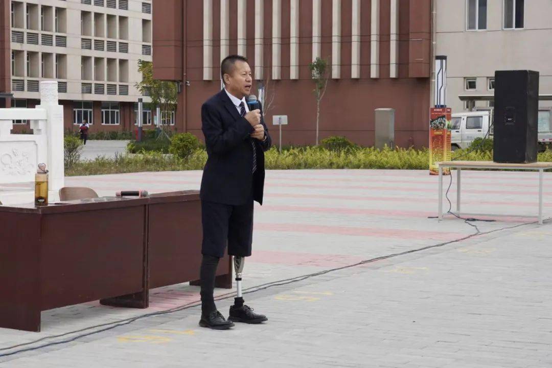 砥砺前行永不放弃全国自强模范臧彩楼到我校开展公益演讲