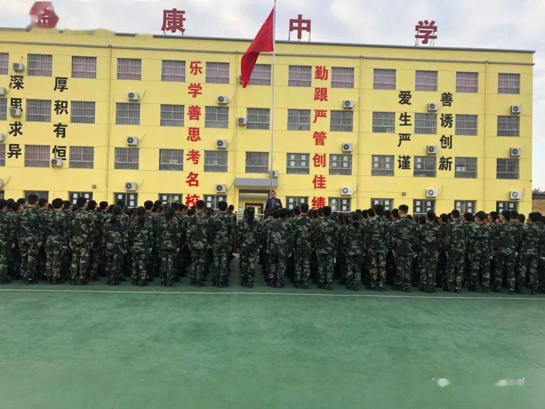 67万荣县盛康中学党支部组织全体师生观看电影长津湖