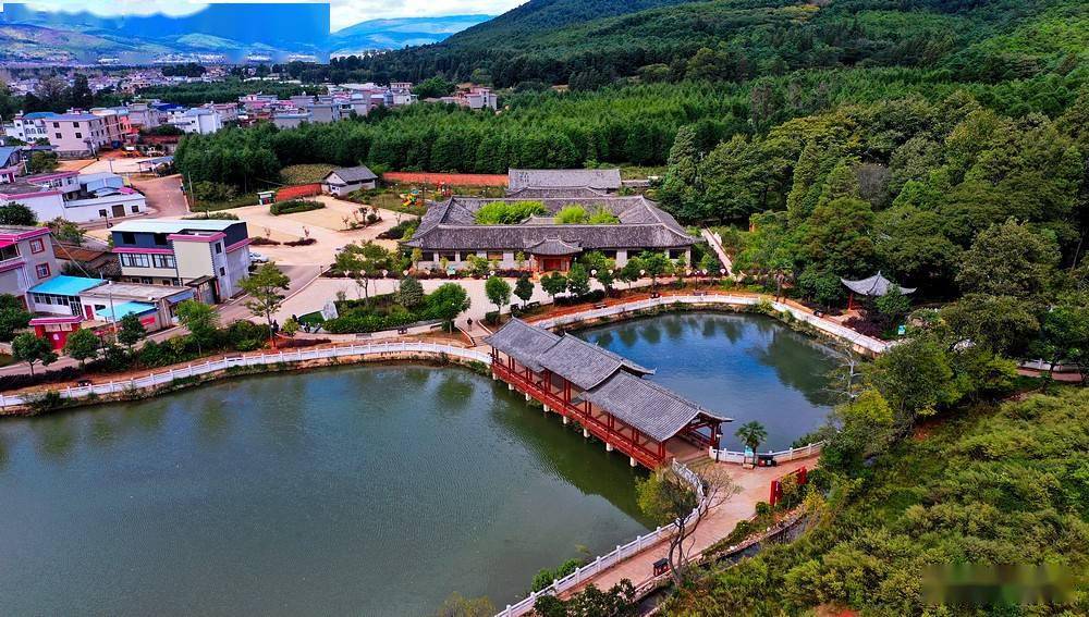 茂密青翠林中的白龙潭