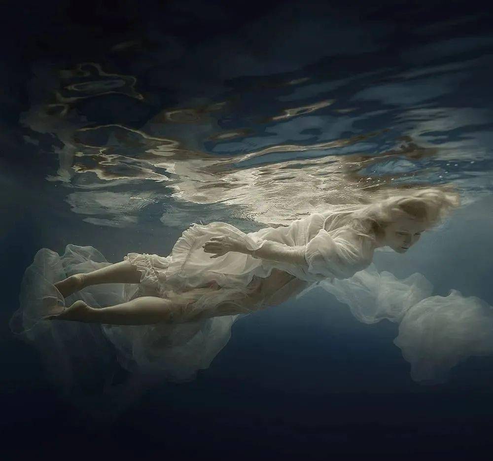 俄罗斯摄影师德米特里水中美少女写真