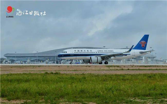 执行完试飞的机组人员走下飞机湛江吴川机场实地验证试飞成功标志着平