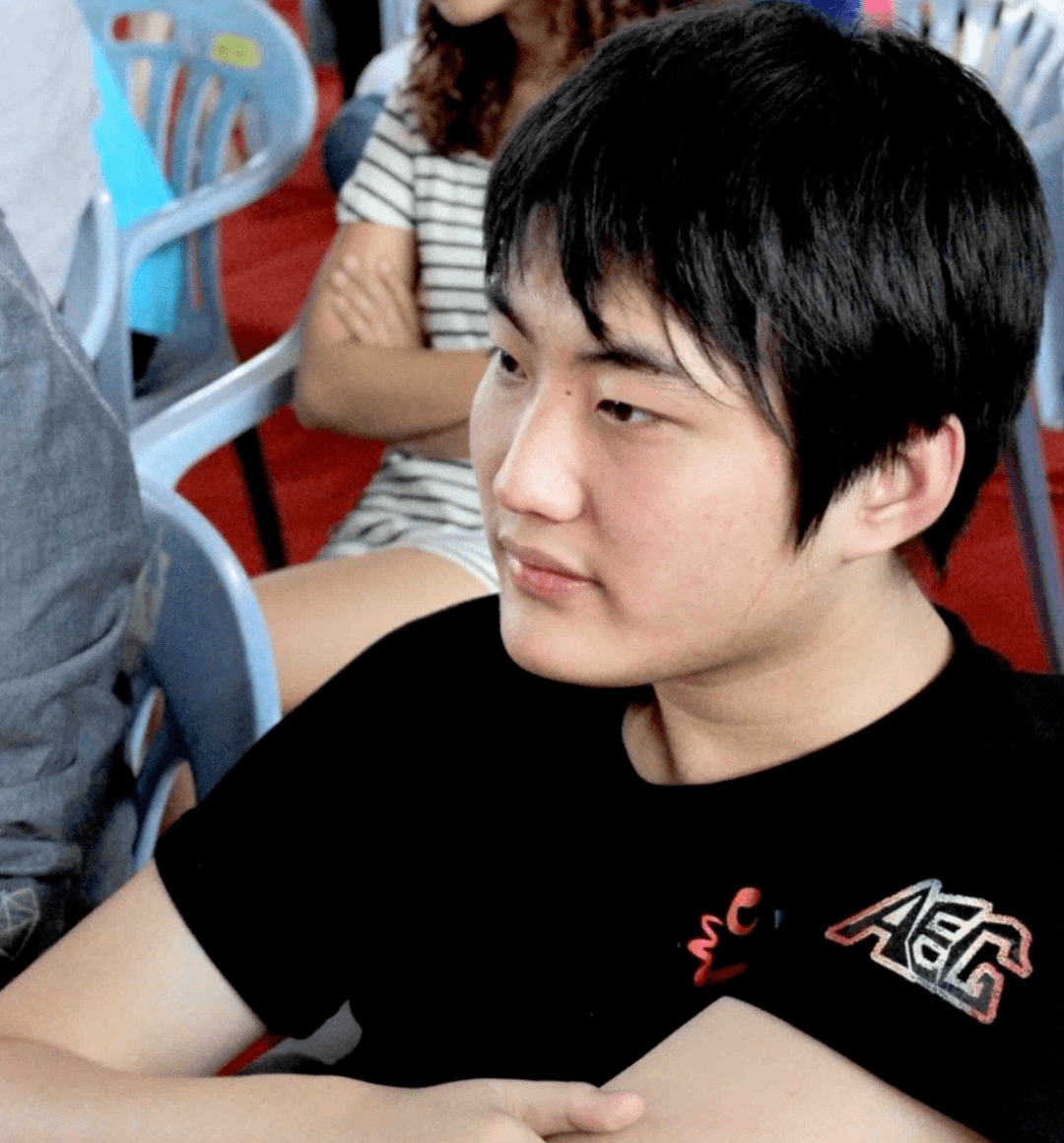 山泥若本名为腾杨天下,虽然这个名字听起来更像是网名,但其实就是真名