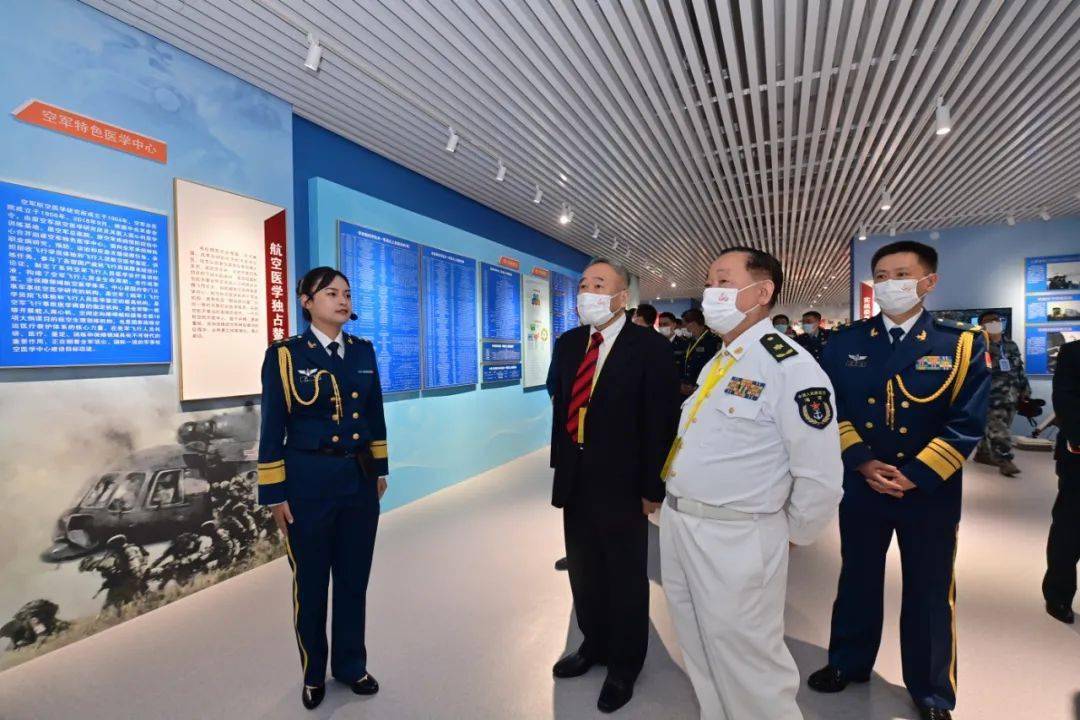 学校专门邀请军事博物馆解说队队长林燕燕老师对解说员进行专业培训