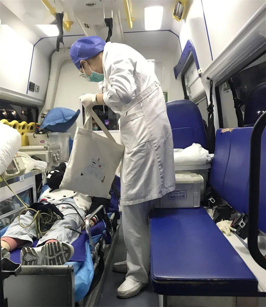 在征求患者的意见以后,列车长让南宁东站的工作人员联系了救护车