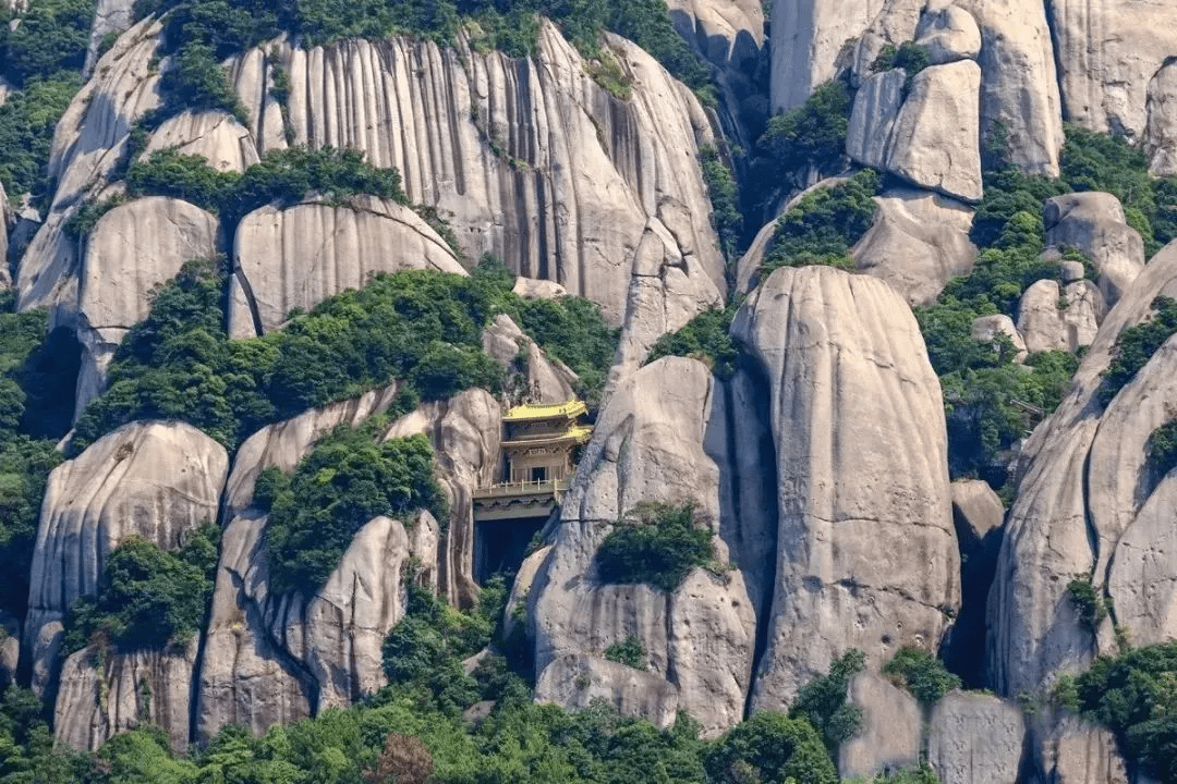 一片瓦禅寺始建于明万历年间,迄今有四百年之久,位于太姥山的悬崕峭壁
