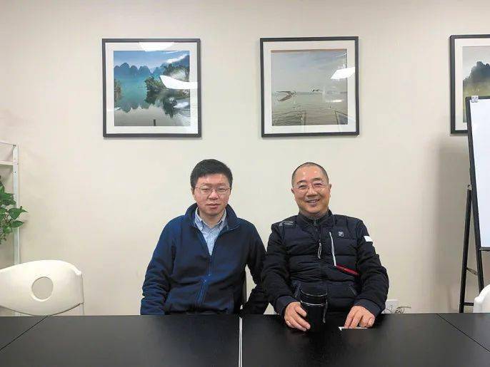 2021年4月,周浩(左)与北京市工业技师学院原院长童华强 谭 畅摄"他的