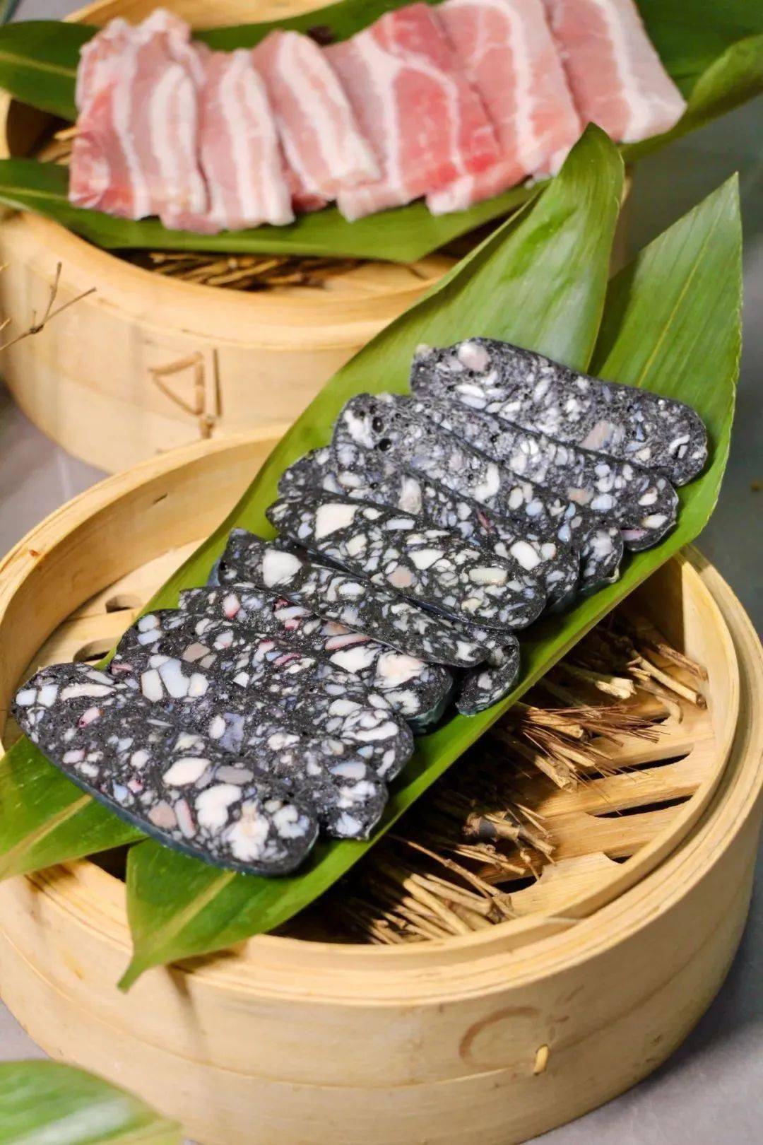 大块大块的墨鱼汁肠直接摆满了整个盘子