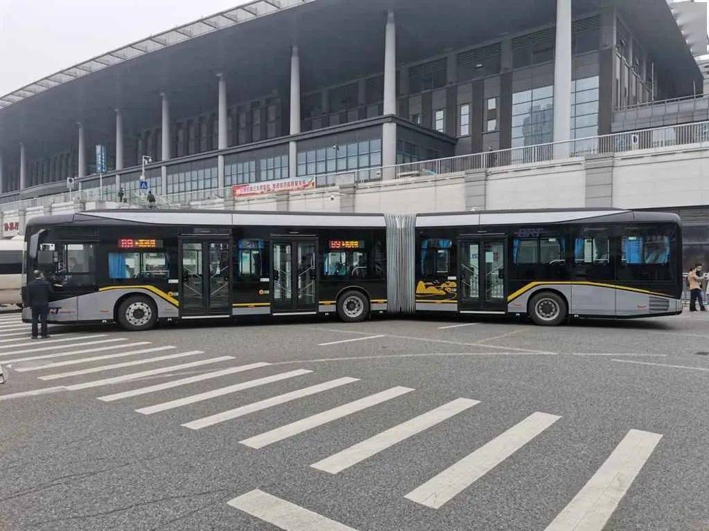 长江岸边的靓丽风景比亚迪b18铰接式纯电动公交车首秀