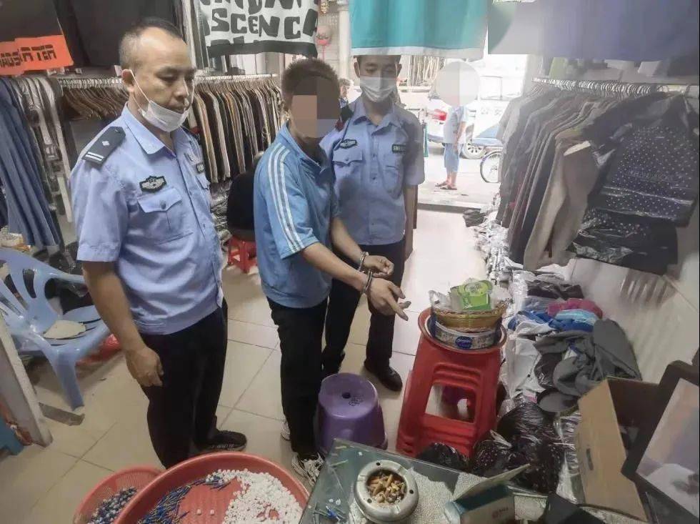 汕尾20岁小伙戴上手铐,指认现场