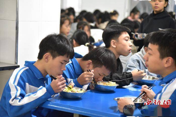 学生们正在食堂中吃晚餐. 王以照 摄